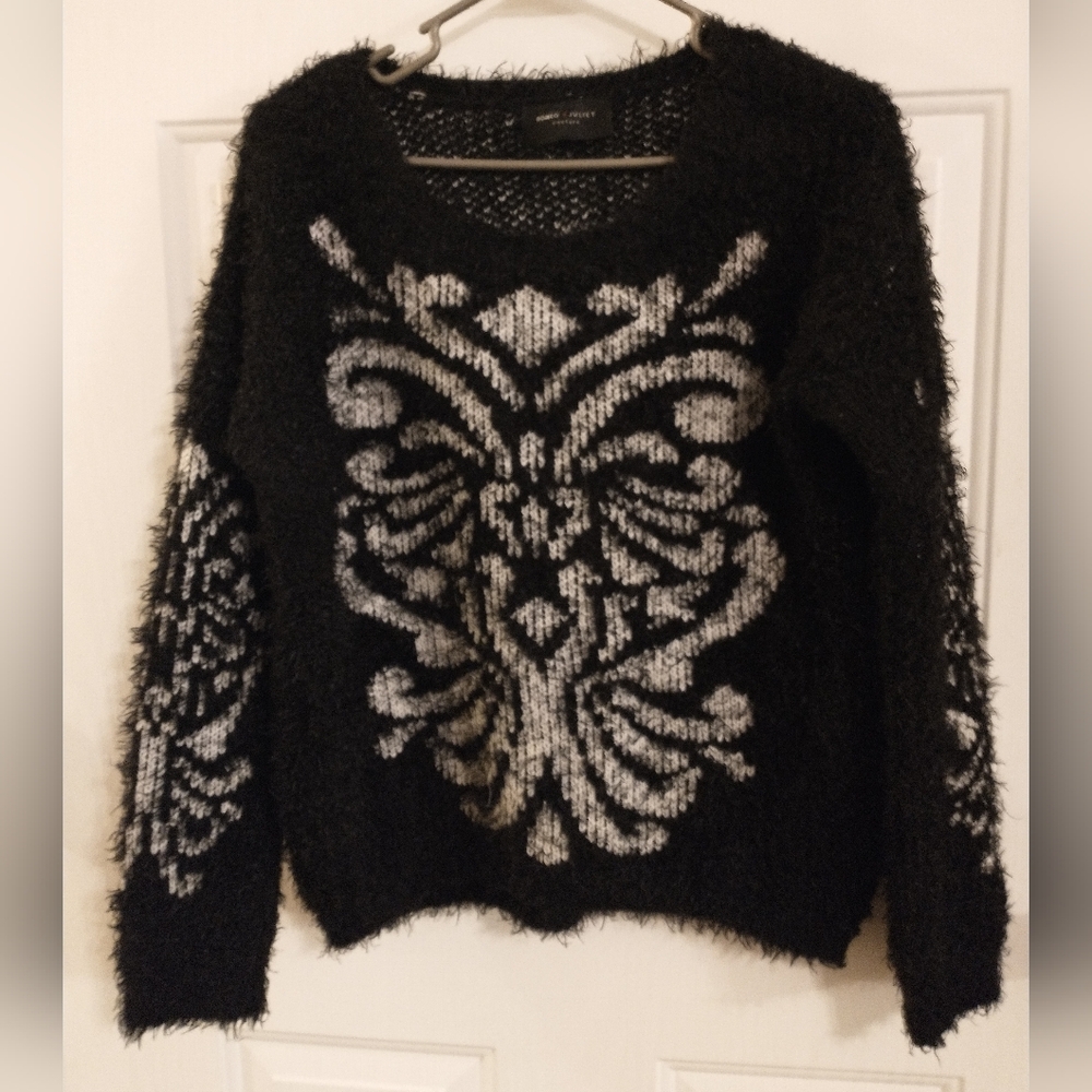 Romeo & Juliet Couture Fun Black & White Fuzzy Sweater. Size Small
